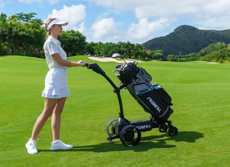 Golfeur à côté du chariot électrique Robera Pro sur le parcours